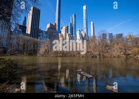 Wolkenkratzer spiegeln sich im Teich am südlichen Ende des Central Park in Manhattan, New York City, USA Stockfoto