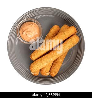 Isolierte Platte mit gebratenen Käsestäbchen Vorspeise Stockfoto
