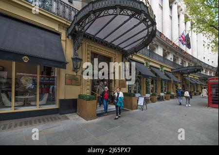 Außenansicht und Haupteingang des Waldorf Hilton Hotels in Aldwych, London, England, Großbritannien Stockfoto