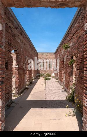 EL PRAT DE LLOBREGAT, APRIL 1. 2022: Überreste der alten Karabinerbaracken in El Prat de Llobregat, Spanien. Stockfoto