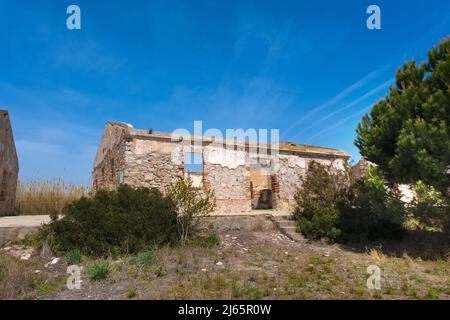 EL PRAT DE LLOBREGAT, APRIL 1. 2022: Überreste der alten Karabinerbaracken in El Prat de Llobregat, Spanien. Stockfoto