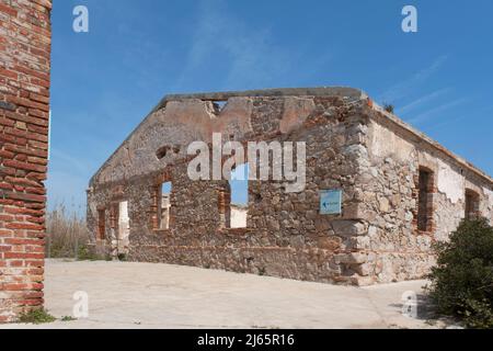 EL PRAT DE LLOBREGAT, APRIL 1. 2022: Überreste der alten Karabinerbaracken in El Prat de Llobregat, Spanien. Stockfoto