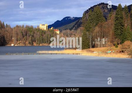 Blick auf den Alpsee mit Schloss Hohenschwangau. Bayern, Deutschland, Europa. Stockfoto