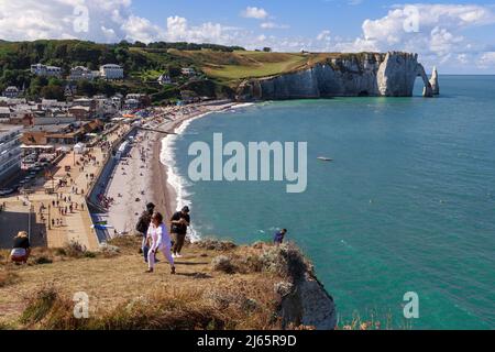 ETRETAT, FRANKREICH - 1. SEPTEMBER 2019: Von den umliegenden Hügeln aus hat man einen Blick auf den Strand der Stadt und die Klippen von d'Aval. Stockfoto