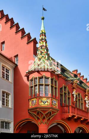 Freiburg, Deutschland - April 2022: Erker des roten Gebäudes der Historischen Kaufmannshalle Stockfoto