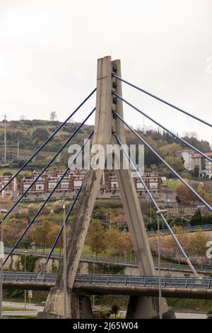 Brücke über eine Autobahn in einem Viertel von bilbao Stockfoto