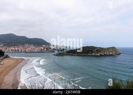 Panoramablick auf die Insel lekeitio ein wolkiger Frühlingstag Stockfoto