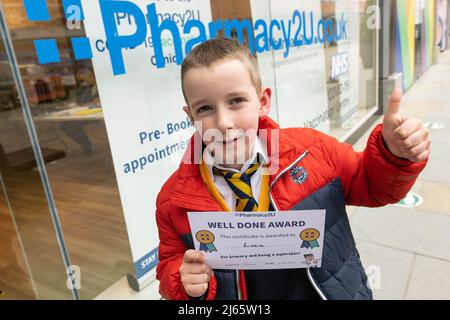 REDAKTIONELLE VERWENDUNG NUR Luca Stephenson, acht, aus Maidstone, einem der ersten Kinder im Alter von 5 bis 11 Jahren, das den Pfizer BioNTech-Impfstoff im Impfzentrum Pharmacy2U Covid-19 in Maidstone, Kent, erhalten hat. Ausgabedatum: Donnerstag, 28. April 2022. Stockfoto