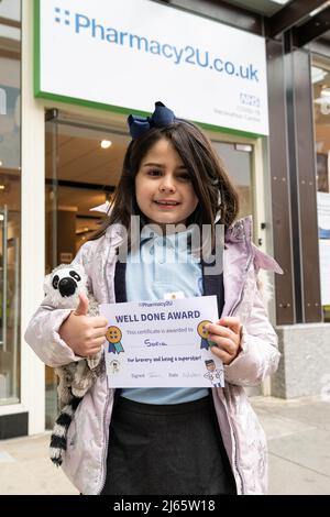 REDAKTIONELLE VERWENDUNG NUR Sofia Dasilva, sieben, aus Maidstone, einem der ersten Kinder im Alter von 5 bis 11 Jahren, das den Pfizer BioNTech-Impfstoff im Impfzentrum Pharmacy2U Covid-19 in Maidstone, Kent, erhalten hat. Ausgabedatum: Donnerstag, 28. April 2022. Stockfoto