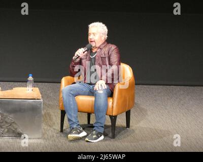 5210 Lankershim Blvd., North Hollywood, CA 91601, USA. 27. April 2022. Bei der Premiere seiner neuen TV-Serie nimmt der berühmte Küchenchef und Fernsehproduzent Guy Fiere an einem Q&A Teil und spricht über die TV-Serie Diners „Drive-in DrVes – Tournament of Champions“. Quelle: ©Julia Mineeva/EGBN TV News/Alamy Live News Stockfoto