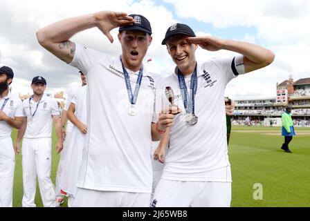 Datei-Foto vom 23-08-2015 von Ben Stokes und Joe Root aus England feiern den Sieg ihrer Mannschaften-Serie. Ben Stokes wurde zum neuen Testkapitän Englands ernannt und sagt, dass er sich „geehrt“ fühle, die Rolle zu übernehmen. Stokes übernimmt die Leitung von Joe Root, der Anfang des Monats nach fünf Jahren und einem Rekord von 64 Spielen das Spiel beendet hat. Ausgabedatum: Donnerstag, 28. April 2022. Stockfoto