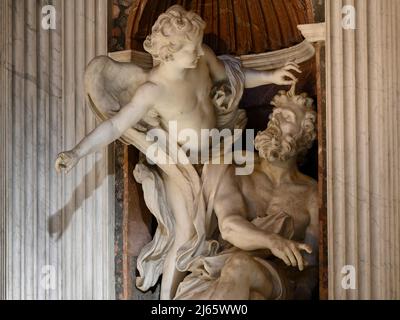 Rom. Italien. Basilica di Santa Maria del Popolo. Die Chigi-Kapelle (La Cappella Chigi). Skulptur von Habakkuk und dem Engel von Bernini, ca. 1656–61. Stockfoto