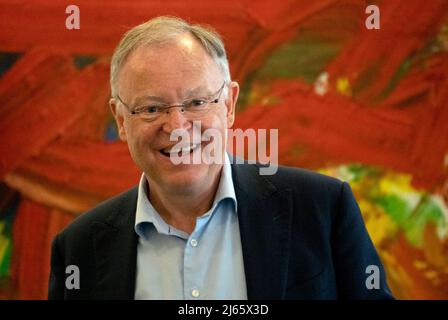 Hannover, Deutschland. 28. April 2022. Der niedersächsische Ministerpräsident Stephan weil (SPD) spricht am Zukunftstag im landtag mit Schülern über seinen Beruf. Am Donnerstag können sich Kinder der Klassen 5 bis 9 in ganz Niedersachsen erneut in die unterschiedlichsten Arbeitsfelder einarbeiten. Kredit: Mia Bucher/dpa/Alamy Live Nachrichten Stockfoto