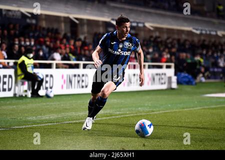 Bergamo, Italien. 27. April 2022. Remo Freuler von Atalanta BC in Aktion während der Serie A Fußballspiel zwischen Atalanta BC und Turin FC. Kredit: Nicolò Campo/Alamy Live Nachrichten Stockfoto