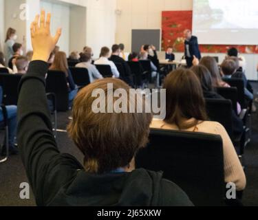 Hannover, Deutschland. 28. April 2022. Ein Student hebt am Future Day im landtag die Hand. Am Donnerstag können Kinder der Klassen 5 bis 9 in ganz Niedersachsen wieder einen Vorgeschmack auf die vielfältigen Arbeitsfelder bekommen. Kredit: Mia Bucher/dpa/Alamy Live Nachrichten Stockfoto