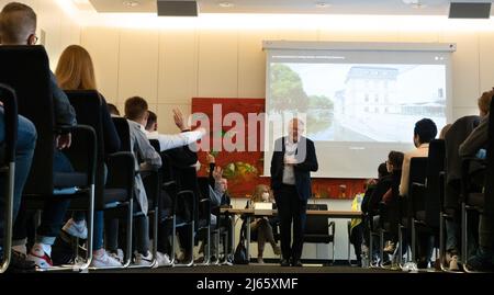 Hannover, Deutschland. 28. April 2022. Der niedersächsische Ministerpräsident Stephan weil (Mitte, SPD) spricht am Zukunftstag mit Schülern über seinen Beruf im landtag. Am Donnerstag können sich Kinder der Klassen 5 bis 9 in ganz Niedersachsen erneut in die unterschiedlichsten Arbeitsfelder einarbeiten. Kredit: Mia Bucher/dpa/Alamy Live Nachrichten Stockfoto