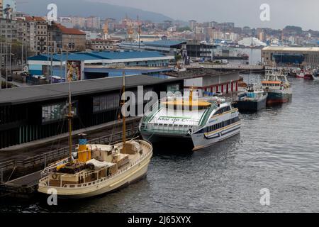 Vigo, Spanien - 24. Apr 2020: Boote im Hafen von Vigo in Galicien Stockfoto