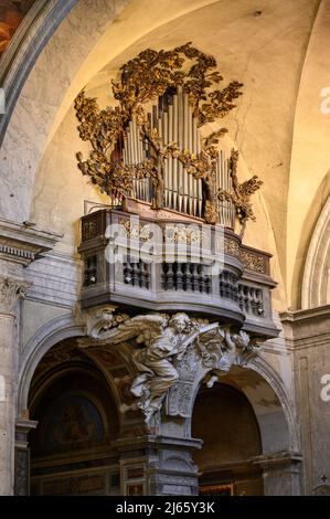 Rom. Italien. Basilica di Santa Maria del Popolo. Cantoria / Orgelloft im rechten Querschiff, unterstützt von einem Stuckengel und Putto mit Girlanden aus f Stockfoto