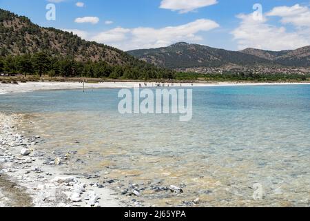 YESHILOVA, TÜRKEI - 30. MAI 2021: Das sind die weißen Küstenstrände des Salda-Sees an der Stelle eines ehemaligen Vulkankrrater. Stockfoto