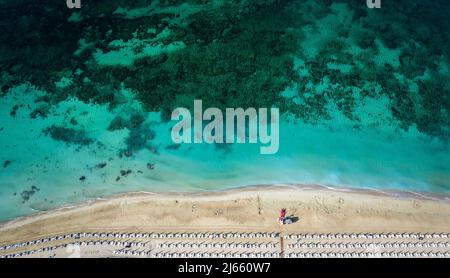 Berühmter Strand von Salento in der Region Apulien in Süditalien. Der Strand gilt als die Malediven von Italien. Die Malediven von Salento Stockfoto