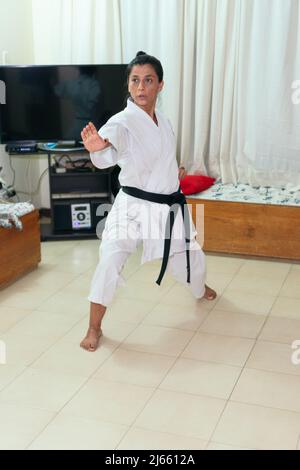 Karate-Meister übt die Kampfkunst Stockfoto