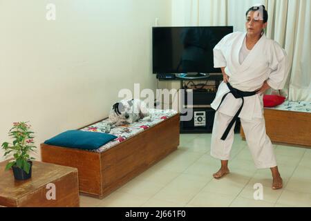 Frau, die in einer Karate-Klasse trainiert Stockfoto