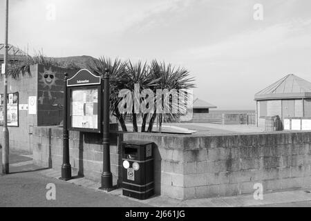 Penmaenmawr Beach ist ein Sandstrand mit blauer Flagge, der Strand befindet sich in der Nähe von Conwy an der Küste von Nordwales Stockfoto