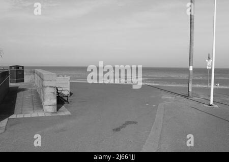 Penmaenmawr Beach ist ein Sandstrand mit blauer Flagge, der Strand befindet sich in der Nähe von Conwy an der Küste von Nordwales Stockfoto