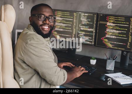 Profil Seitenansicht Porträt von attraktiven fröhlich erfahrenen smart clever Kerl Bearbeiten von Daten am Arbeitsplatz Arbeitsplatz Arbeitsplatz in Innenräumen Stockfoto