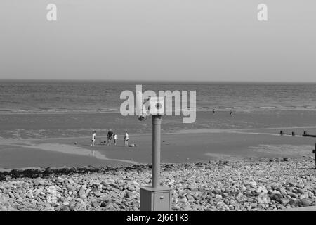 Penmaenmawr Beach ist ein Sandstrand mit blauer Flagge, der Strand befindet sich in der Nähe von Conwy an der Küste von Nordwales Stockfoto