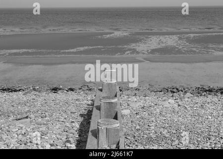 Penmaenmawr Beach ist ein Sandstrand mit blauer Flagge, der Strand befindet sich in der Nähe von Conwy an der Küste von Nordwales Stockfoto