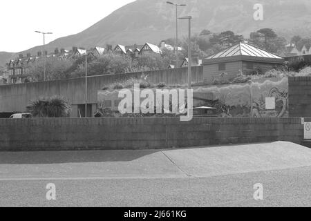 Penmaenmawr Beach ist ein Sandstrand mit blauer Flagge, der Strand befindet sich in der Nähe von Conwy an der Küste von Nordwales Stockfoto