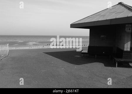 Penmaenmawr Beach ist ein Sandstrand mit blauer Flagge, der Strand befindet sich in der Nähe von Conwy an der Küste von Nordwales Stockfoto