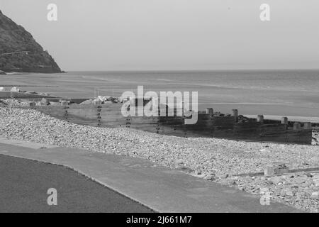 Penmaenmawr Beach ist ein Sandstrand mit blauer Flagge, der Strand befindet sich in der Nähe von Conwy an der Küste von Nordwales Stockfoto