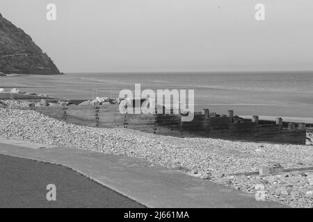 Penmaenmawr Beach ist ein Sandstrand mit blauer Flagge, der Strand befindet sich in der Nähe von Conwy an der Küste von Nordwales Stockfoto
