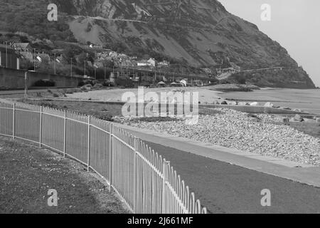 Penmaenmawr Beach ist ein Sandstrand mit blauer Flagge, der Strand befindet sich in der Nähe von Conwy an der Küste von Nordwales Stockfoto