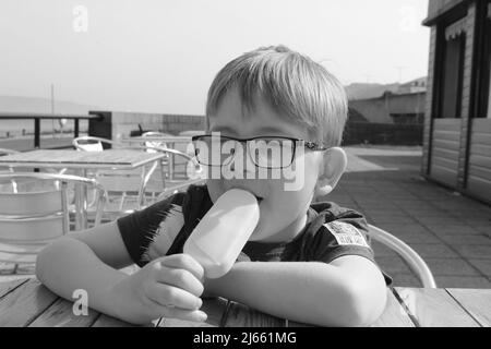 Penmaenmawr Beach ist ein Sandstrand mit blauer Flagge, der Strand befindet sich in der Nähe von Conwy an der Küste von Nordwales Stockfoto