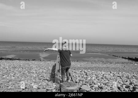 Penmaenmawr Beach ist ein Sandstrand mit blauer Flagge, der Strand befindet sich in der Nähe von Conwy an der Küste von Nordwales Stockfoto