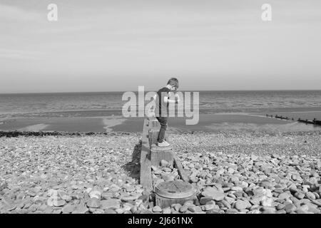 Penmaenmawr Beach ist ein Sandstrand mit blauer Flagge, der Strand befindet sich in der Nähe von Conwy an der Küste von Nordwales Stockfoto