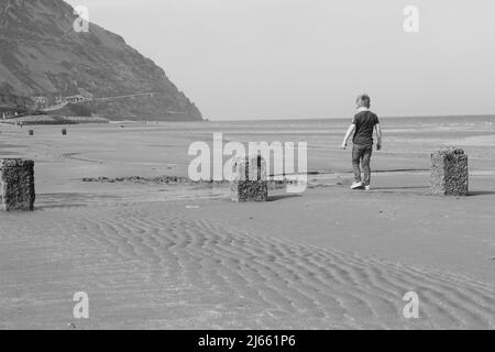 Penmaenmawr Beach ist ein Sandstrand mit blauer Flagge, der Strand befindet sich in der Nähe von Conwy an der Küste von Nordwales Stockfoto