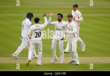 Hasan Ali (Mitte) von Lancashire feiert mit seinen Teamkollegen, nachdem er am ersten Tag des LV= Insurance County Championship-Spiels im Ageas Bowl, Hampshire, das Wicket von Liam Dawson in Hampshire gewonnen hat. Bilddatum: Donnerstag, 28. April 2022. Stockfoto