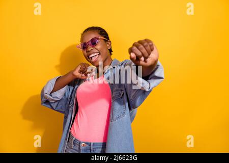 Foto von positiven überglücklich Mädchen machen bewegt Clubbing verbringen Wochenende isoliert auf gelbem Hintergrund Stockfoto