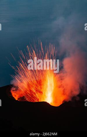 Aktiver Vulkankrater des Stromboli, Liparische Inseln (Sizilien) - acctiver Vulkankrater des Vulkans Stromboli (Italien) Stockfoto