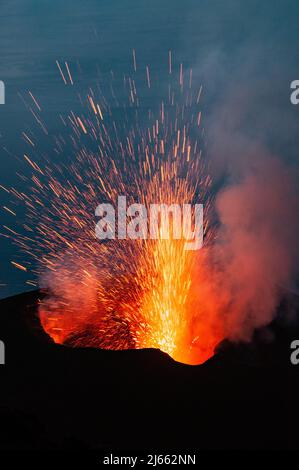 Aktiver Vulkankrater des Stromboli, Liparische Inseln (Sizilien) - acctiver Vulkankrater des Vulkans Stromboli (Italien) Stockfoto