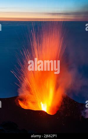 Aktiver Vulkankrater des Stromboli, Liparische Inseln (Sizilien) - acctiver Vulkankrater des Vulkans Stromboli (Italien) Stockfoto