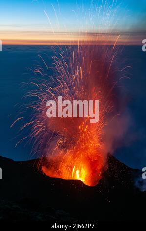 Aktiver Vulkankrater des Stromboli, Liparische Inseln (Sizilien) - acctiver Vulkankrater des Vulkans Stromboli (Italien) Stockfoto