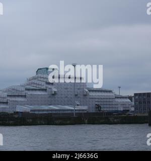 Deutschland, Hamburg, Hafen, 16 2022. April, 4 Uhr Teil der Superyacht Dilbar, derzeit im Dock der Werft Blohm + Voss zur Reparatur und Wartung Stockfoto