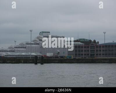 Deutschland, Hamburg, Hafen, 16. April 2022, 4 Uhr Teil der Superyacht Dilbar, in einem Dock auf der Werft Blohm + Voss ist sie mit Planen bedeckt. Att Stockfoto