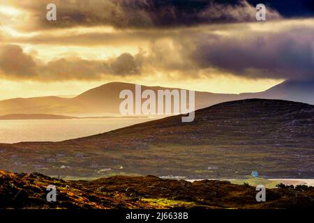 Derrynane Bay Ring of Kerry, Blick auf Bera & Slieve Miskish Mounrains über Kenmere River, Co Kerry, Irland Stockfoto