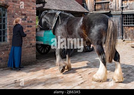 Blists Hill viktorianische Stadt, Teil der Ironbridge Gorge UNESCO Weltkulturerbe, Telford. Ein Freilichtmuseum mit Straßen, Geschäften, Geschäften, Industrie usw. Stockfoto